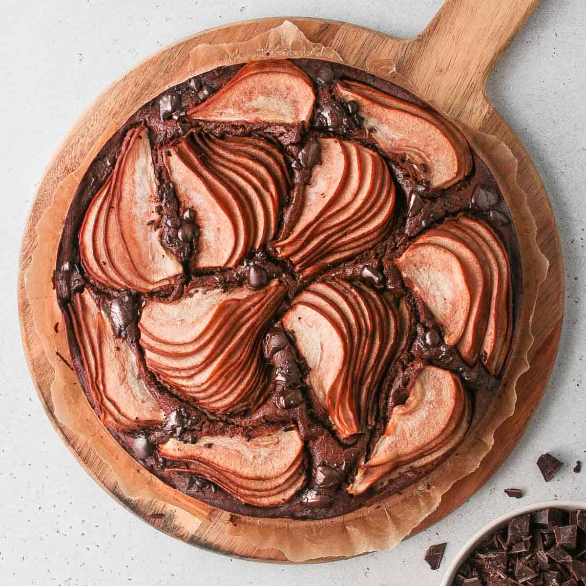 Cake seen from above on a round wooden board.