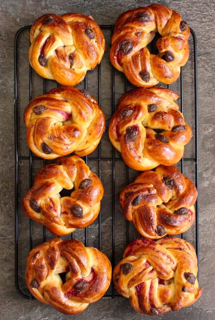 Flatlay photo of the rolls on a cooling rack.