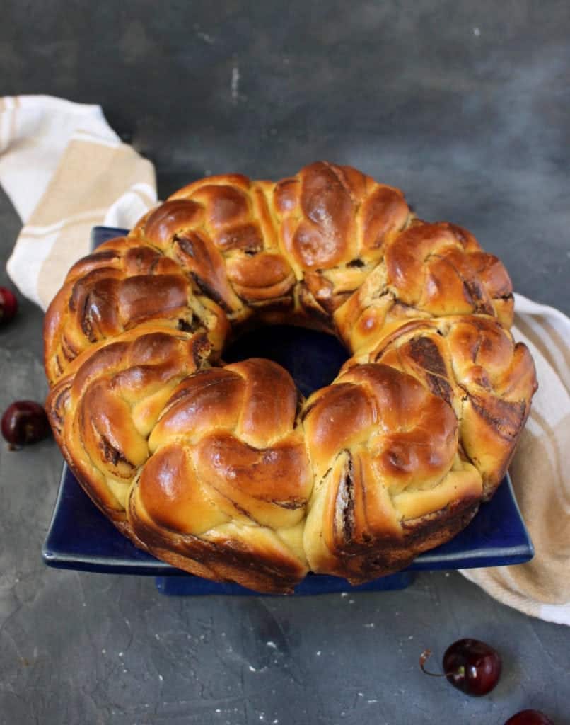 The full bread wreath on a cake stand.