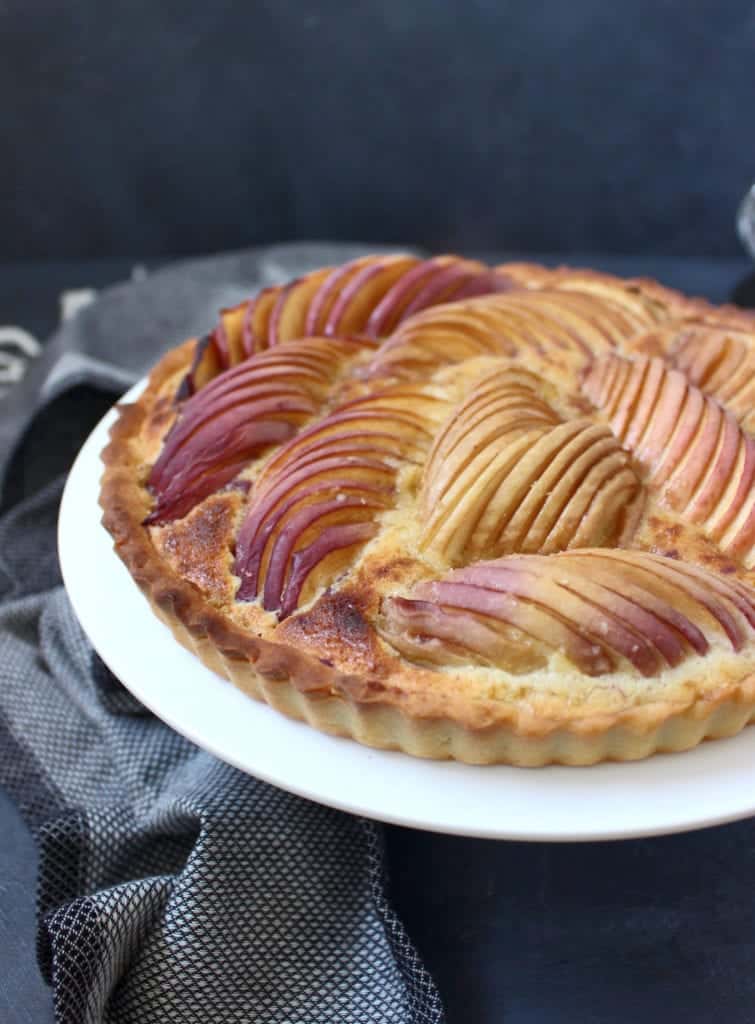 Side view of the tart showing details of the disposition of the peaches on the cream.