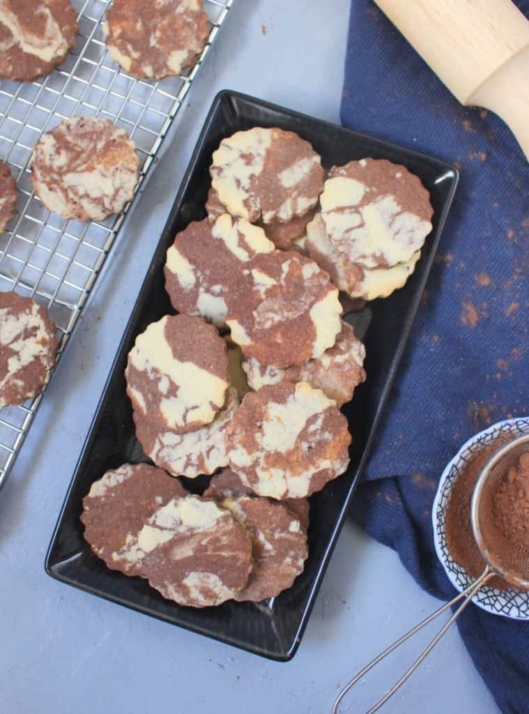 Cookies on a rectangular black plate from above