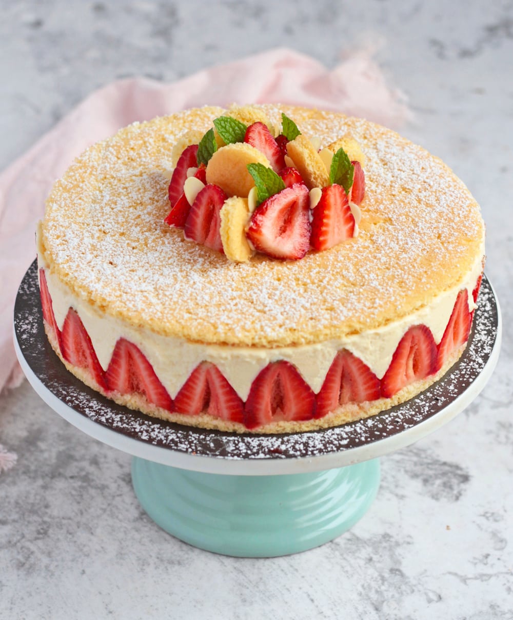 Fresh Strawberries over a layer of Genoise.