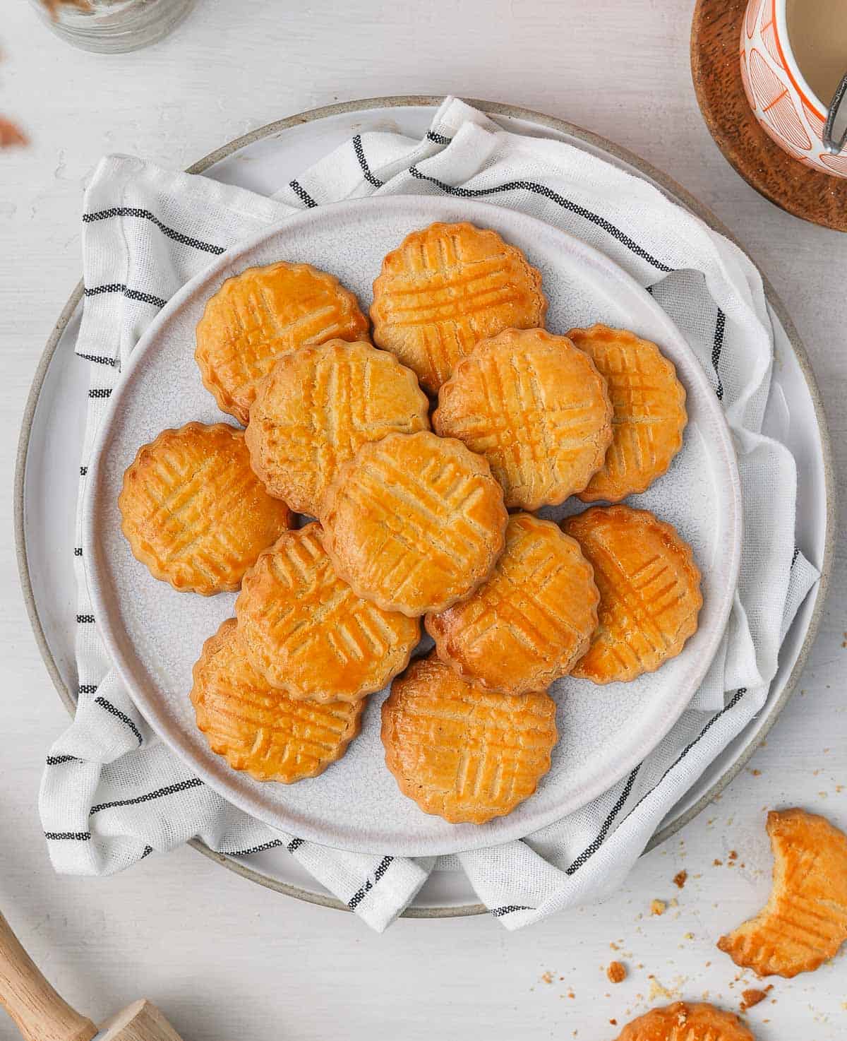 Sables cookies on a white plate seen from above.