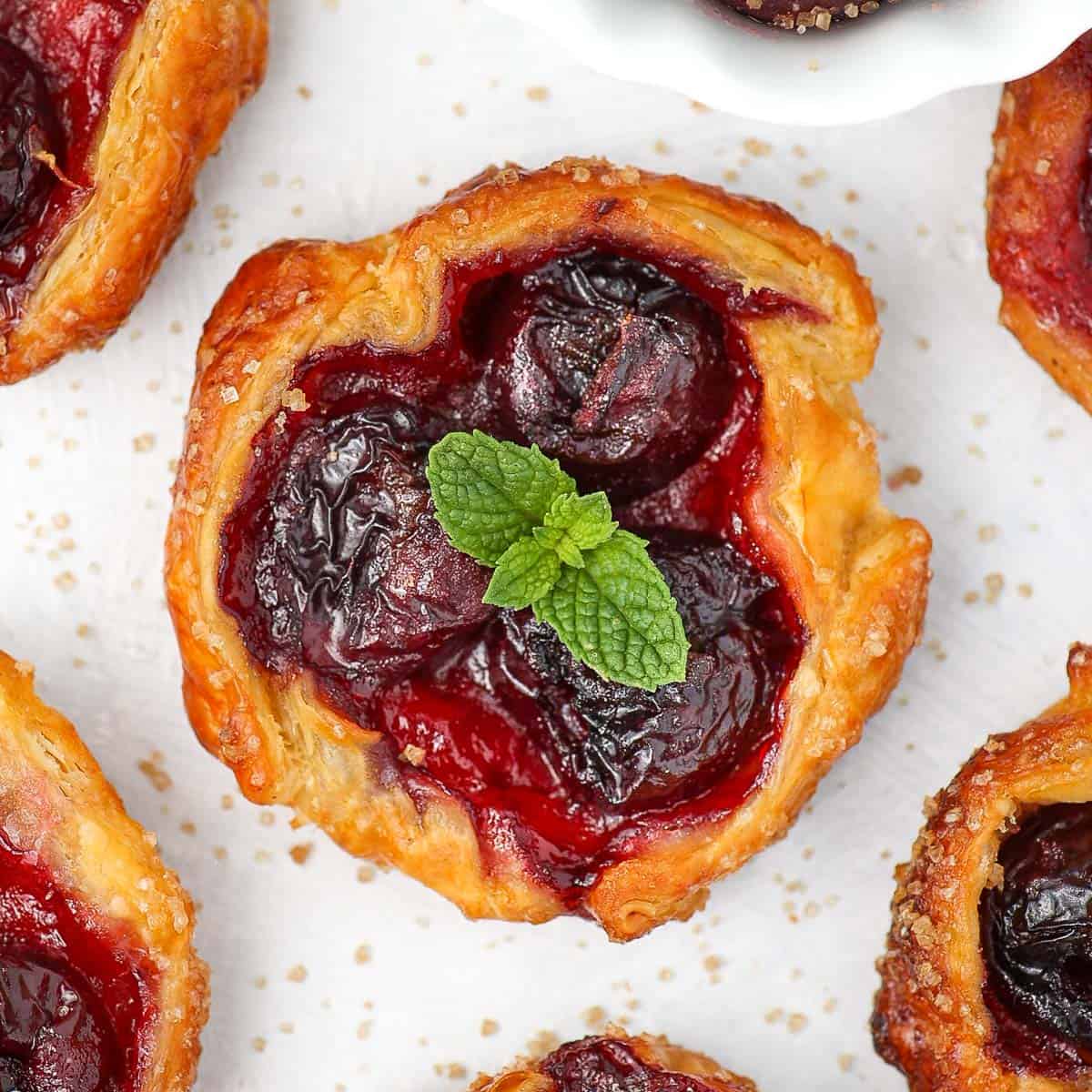 Tartlet seen from above and topped with fresh mint leaves.