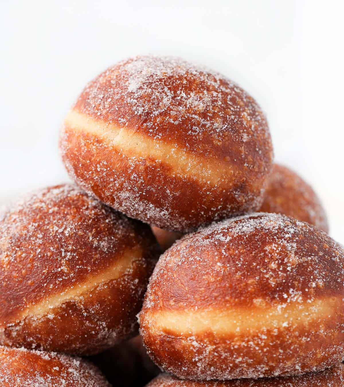 Zoom on the top of a stack of donuts.