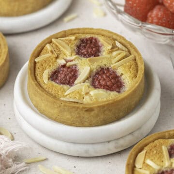 Close up on a small tart placed over two white coaster.